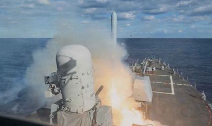 ईरान का पलटवार! अमेरिकी तेल टैंकर पर मिसाइल हमला, समुद्र में भड़की भीषण आग