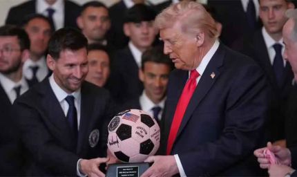 लियोनेल मेस्सी ने डोनाल्ड ट्रंप को रत्नजड़ित गुलाबी फुटबॉल भेंट की