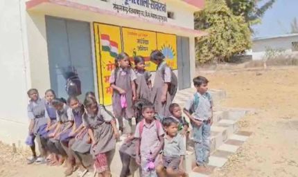 शिक्षा के मंदिर में लापरवाही: सूरजपुर में स्कूल बंद, बाहर बैठे रहे छात्र; 6 शिक्षकों को नोटिस