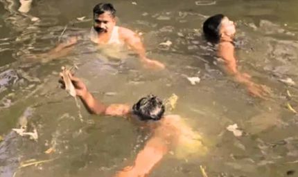 पूजा सामग्री के साथ नहर में बहा आए 2 लाख रुपये, घर पहुंचकर हुई याद तो उड़ गए होश