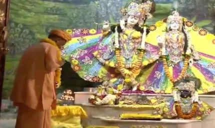 मथुरा पहुंचे CM योगी, श्रीकृष्ण जन्मभूमि में किए दर्शन; प्रदेश की खुशहाली के लिए की प्रार्थना