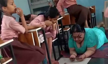 चित्रकूट में छात्राओं से मालिश कराते दिखीं हेडमास्टर, क्लासरूम में 'मैडम' की सेवा' पर भड़के पैरेंट्स