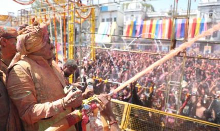 गेर में रंगे सीएम डॉ. मोहन यादव, जमकर उड़ाया रंग-गुलाल