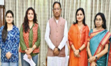 साय ने महिला पत्रकारों से की बातचीत: पिता के निधन के बाद मां ने निभाई दोनों की भूमिका