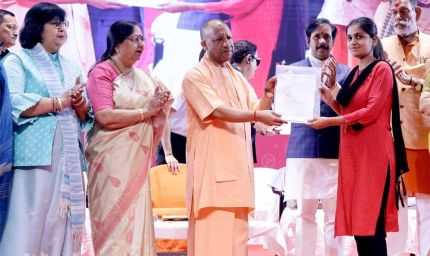 सीएम ने मासूम बच्ची को जैसे ही गोद में लिया, मंच से गूंजा ‘बेटियां अब सुरक्षित हाथों में हैं’