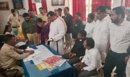 चर्च में रविवार की प्रार्थना के दौरान हंगामा, महिला दिवस कार्यक्रम में घुसा निलंबित प्राचार्य; ईसाई समुदाय ने FIR की मांग की