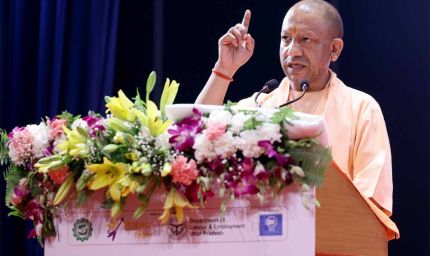 महिला दिवस पर सीएम योगी का तोहफा, 3 लाख से अधिक आंगनबाड़ी कार्यकत्रियों को आयुष्मान कार्ड का सुरक्षा कवच