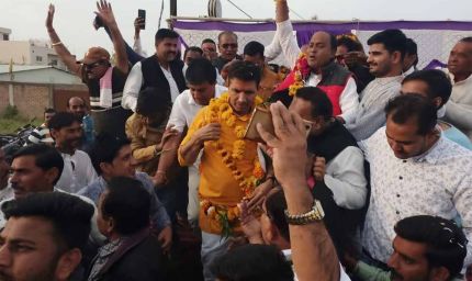 होली के रंग में कांग्रेसी नेता: जीतू पटवारी ने दिग्विजय सिंह को लगाया गुलाल, मस्ती का माहौल