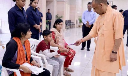 जनता दर्शन में सीएम की सीख: बच्चे से पूछा पढ़ाई का हाल, बोले- किताबों से दोस्ती करो, सोशल मीडिया कम चलाओ