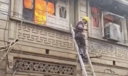 घर में आग से फटे सिलेंडर व एसी कंप्रेसर, बाथरूम में बचने घुसी महिला की दम घुटने से मौत