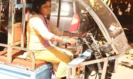 आत्मनिर्भर महिला बनीं हिसार की पूनम, चूल्हा-चौका के साथ थामी ई-रिक्शा की स्टेयरिंग