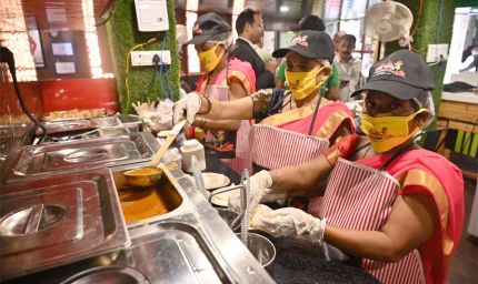 प्रेरणा कैंटीन से जुड़कर 10 हजार से अधिक महिलाएं बनीं लखपति