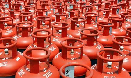 LPG सिलेंडरों की किल्लत पर सरकार सख्त, एस्मा लागू; पहले इन लोगों को मिलेगा गैस