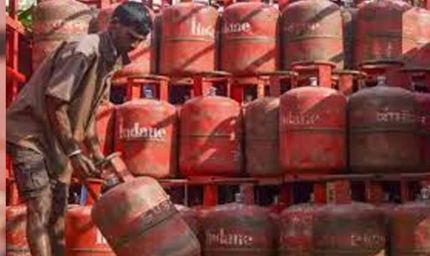 एलपीजी सप्लाई में गड़बड़ी पर सरकार सख्त, एसेंशियल कमोडिटीज एक्ट किया लागू