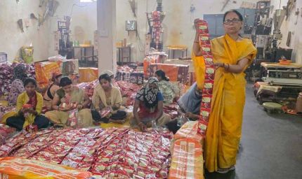 नारी शक्ति से औद्योगिक प्रगतिः पूनम जायसवाल ने 20 महिलाओं को दिया रोजगार, बनीं आत्मनिर्भरता की मिसाल