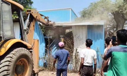 जिला प्रशासन द्वारा अतिक्रमण हटाने की गई कार्रवाई की गई