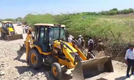 दुर्ग में 8 करोड़ की अफीम खेती का खुलासा, गिरफ्तार भाजपा नेता के भाई की दुकान पर चला बुलडोजर