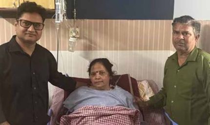 सड़क के गड्ढे ने किया चमत्कार! मृत घोषित महिला की गाड़ी के झटके से लौट आई सांसें