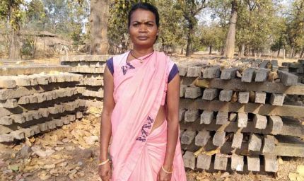 पोल निर्माण कार्य से आत्मनिर्भर बनीं सेमरिहा की फूलमती सिंह मेहनत और आत्मविश्वास से बदली तकदीर