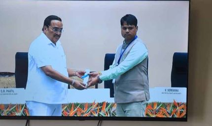 केंद्रीय मंत्री  पाटिल ने नई दिल्ली में मुगलिया हाट के सरपंच  मारण को किया सम्मानित