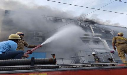 नोएडा की फैक्ट्री में भीषण आग, 30 लोग झुलसे, 250 को लपटों के बीच से किया रेस्क्यू