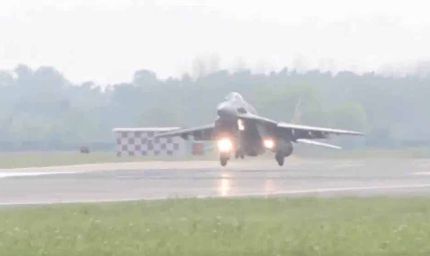 एयर चीफ मार्शल ने मल्टी-रोल फाइटर जेट उड़ाकर दिखाई ताकत, वायु सेना की क्षमता का दमदार प्रदर्शन