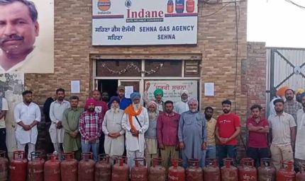 गैस सिलेंडर लेने लाइन में खड़े भूषण कुमार की मौत, 25वां नंबर आने से पहले थम गई सांसें