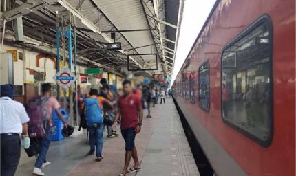 जालंधर रेलवे स्टेशन पर टिकट को लेकर हंगामा, महिला क्लर्क ने कहा- “टिकट नहीं दूंगी”, VIDEO वायरल