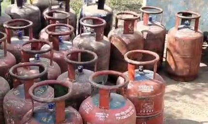 पंजाब में गैस सिलेंडर की ब्लैक मार्केटिंग का खुलासा, लोगों ने माफिया को गाड़ी समेत दबोचा