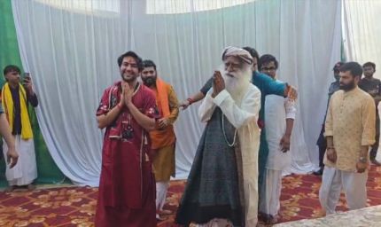 सदगुरु बागेश्वर धाम पहुंचे, बाबा बागेश्वर धीरेंद्र शास्त्री से मुलाकात, 40 देशों के सदस्य भी साथ