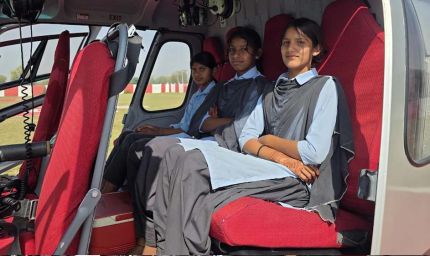 स्कूल में बेटियों ने किया टॉप, प्रिंसिपल ने अपनी जेब से कराई हेलिकॉप्टर सैर