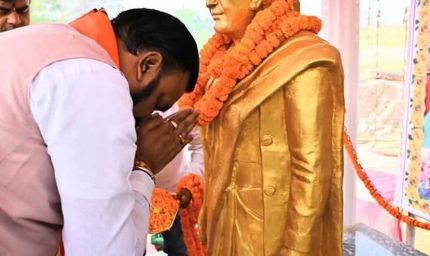 मां को श्रद्धांजलि देने पहुंचे डिप्टी CM सम्राट चौधरी, फुटबॉल खिलाड़ियों का भी बढ़ाया उत्साह