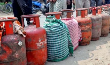 CG में LPG की किल्लत, एजेंसियों में लगी लंबी लाइनें; लोग बोले- "घंटों से तेज धूप में खड़े हैं", लकड़ी-कोयले की बढ़ी डिमांड