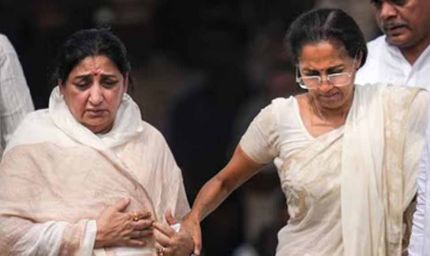 बारामती उपचुनाव में बड़ा फैसला: सुप्रिया सुले ने सुनेत्रा पवार के खिलाफ नहीं उतारा उम्मीदवार