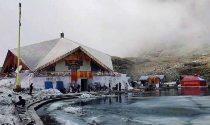 हेमकुंड साहिब के कपाट 23 मई को खुलेंगे, मंदिर परिसर में 5 फीट तक जमी बर्फ