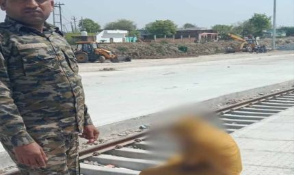 निवाड़ी के डायल 112 हीरोज: सतर्कता और समझाइशदेकर आत्‍महत्‍या के उद्देश्‍य से रेलवे पटरी पर बैठी महिला को सुरक्षित बचाया