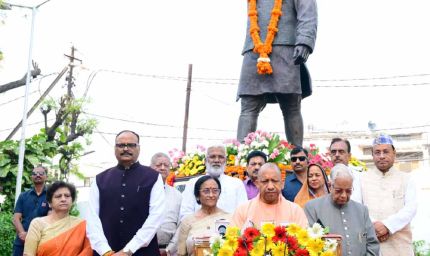 पूर्व सीएम हेमवती नंदन बहुगुणा की पुण्यतिथि पर श्रद्धांजलि सभा में शामिल हुए मुख्यमंत्री