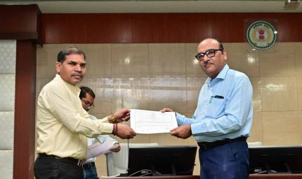 ई-ऑफिस में समयबद्ध कार्य करने और उपस्थिति में श्रेष्ठ प्रदर्शन करने वाले अधिकारी-कर्मचारियों को मुख्य सचिव ने किया सम्मानित