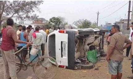 ट्रैक्टर से टकराई स्कूल वैन पलटने से 10 से ज्यादा बच्चे - टीचर घायल अस्पताल में इलाज जारी