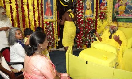 राष्ट्रपति द्रौपदी मुर्मू ने वृंदावन आश्रम में प्रेमानंद महाराज से की मुलाकात, राधे-राधे से हुआ स्वागत