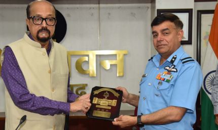 रायपुर: राज्यपाल रमेन डेका से रक्षा महाविद्यालय नई दिल्ली के अध्ययन दल ने की सौजन्य भेंट