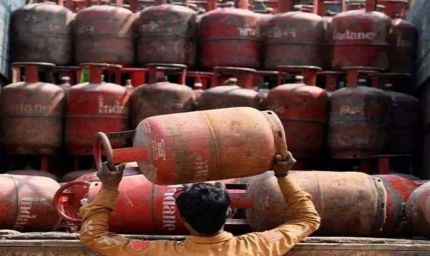 गैस संकट गहराया: रोज़ 50 हजार सिलेंडर की मांग, मिल रहे सिर्फ 1 हजार – उद्योग बंद होने की कगार पर: सिद्धारमैया