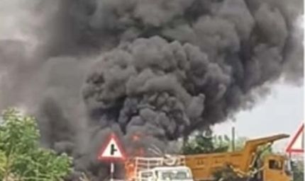 रायपुर में बड़ा हादसा: रोड मार्किंग मशीन में ब्लास्ट, आसमान में उठा धुएं का गुबार