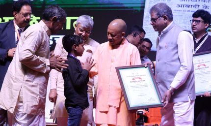 मुख्यमंत्री ने वीर बच्चों को किया सम्मानित