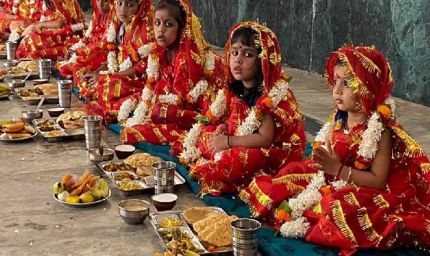 कन्या पूजन में क्या दें दान? माता रानी को प्रसन्न करने वाली शुभ चीजों की पूरी लिस्ट