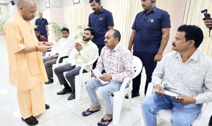 देशसेवा करें निडर होकर, परिवार की जिम्मेदारी हमारी: सीएम योगी का भरोसा