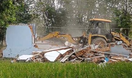 मेडिकल कॉलेज की जमीन पर अवैध कब्जा हटाने कार्रवाई, 37 घरों पर चला बुलडोजर, पथराव से बढ़ा तनाव