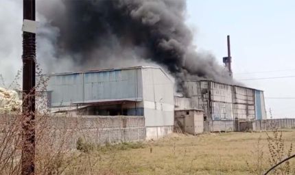 राइस मिल में लगी भीषण आग, काबू पाने में जुटी फायर ब्रिगेड और स्थानीय लोग