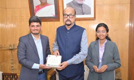 राज्यपाल  डेका से यूनीसेफ के इमेजिन वेंचर के प्रथम भारतीय पुरस्कार विजेता ने की सौजन्य भें