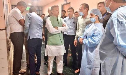 उप मुख्यमंत्री  शुक्ल ने एम्स भोपाल में उपचाररत मरीजों एवं उनके परिजनों से मिलकर कुशलक्षेम लिया